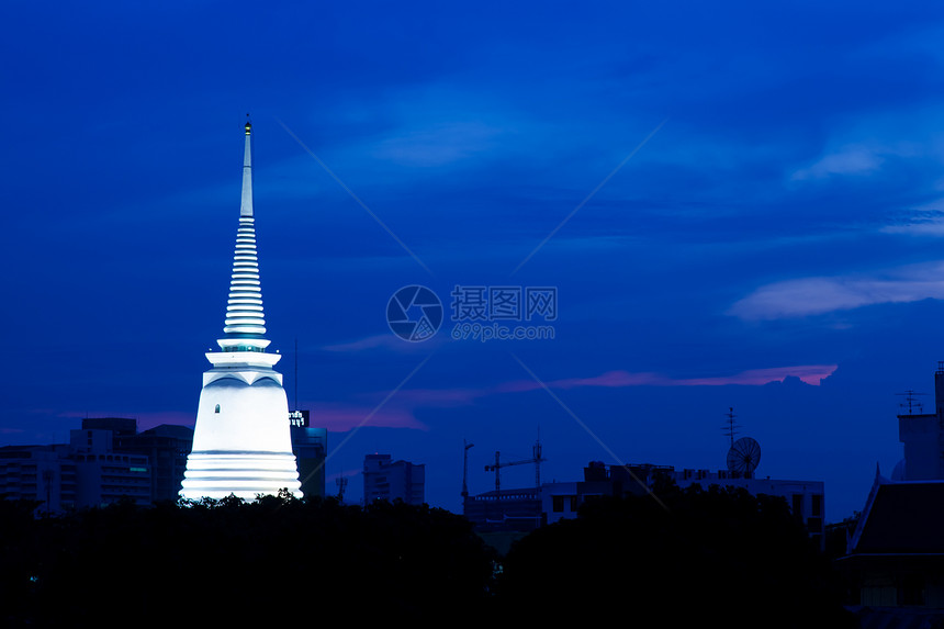 夜里是塔达寺庙佛塔艺术建筑地标宝塔旅行纪念碑场景游客天空图片