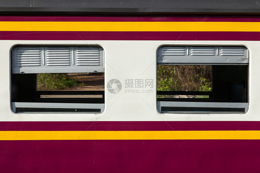 火车舱车辆民众车轮过境窗户金属电车交通座位管子图片