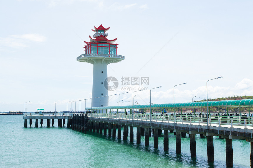 灯塔桥伸入大海旅行天空支撑晴天灯塔海滩海景警告海洋假期图片