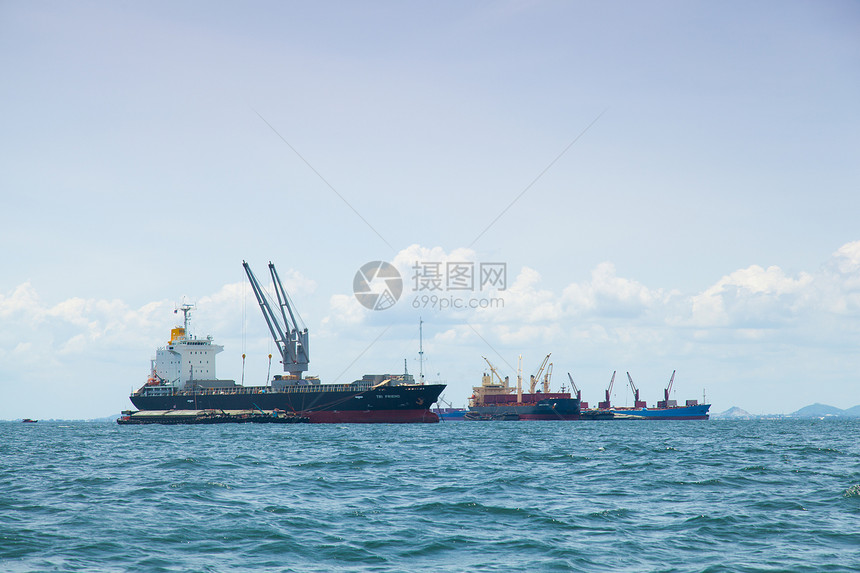 大型货船商业油船进口港口货运血管起重机加载工业码头图片