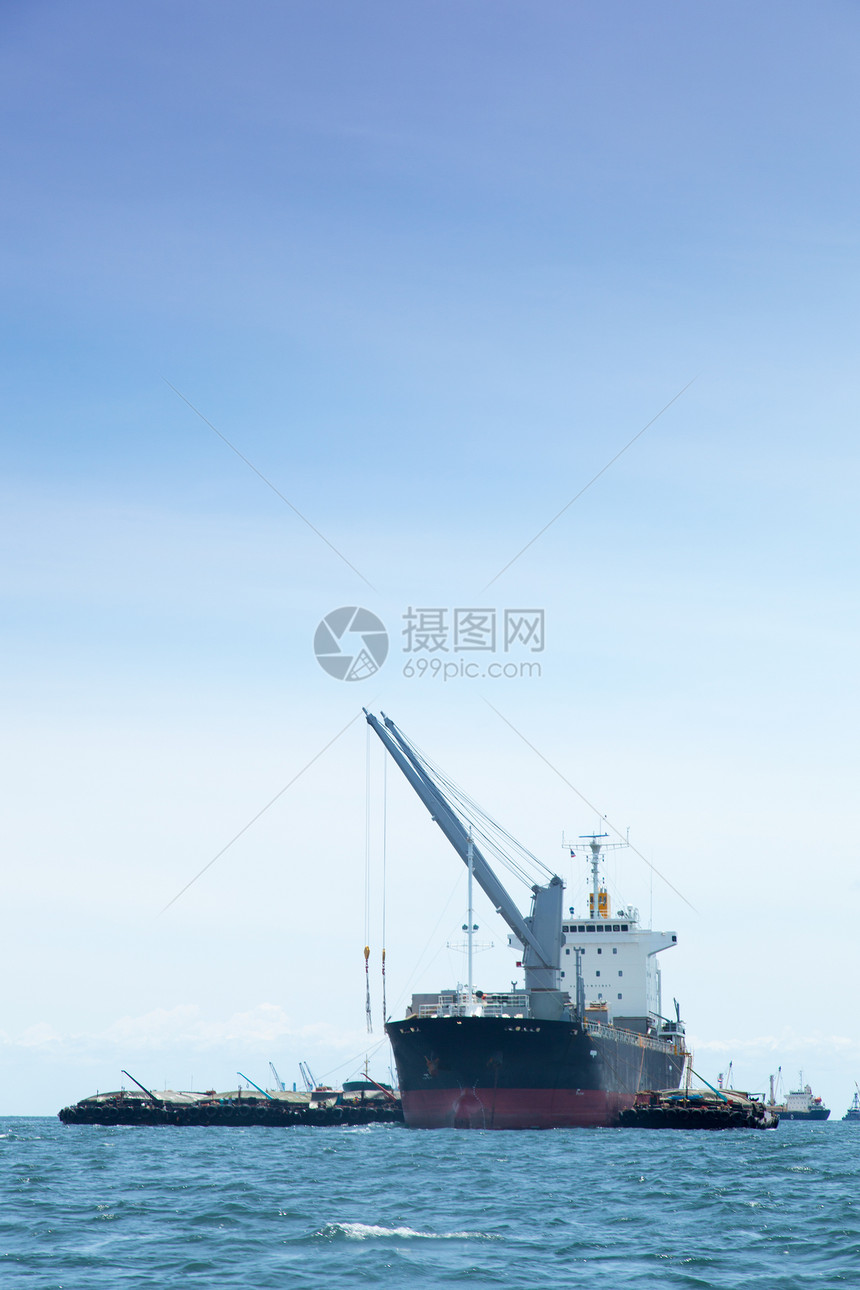大型货船加载起重机进口工业贸易国际货物航海天空运输图片