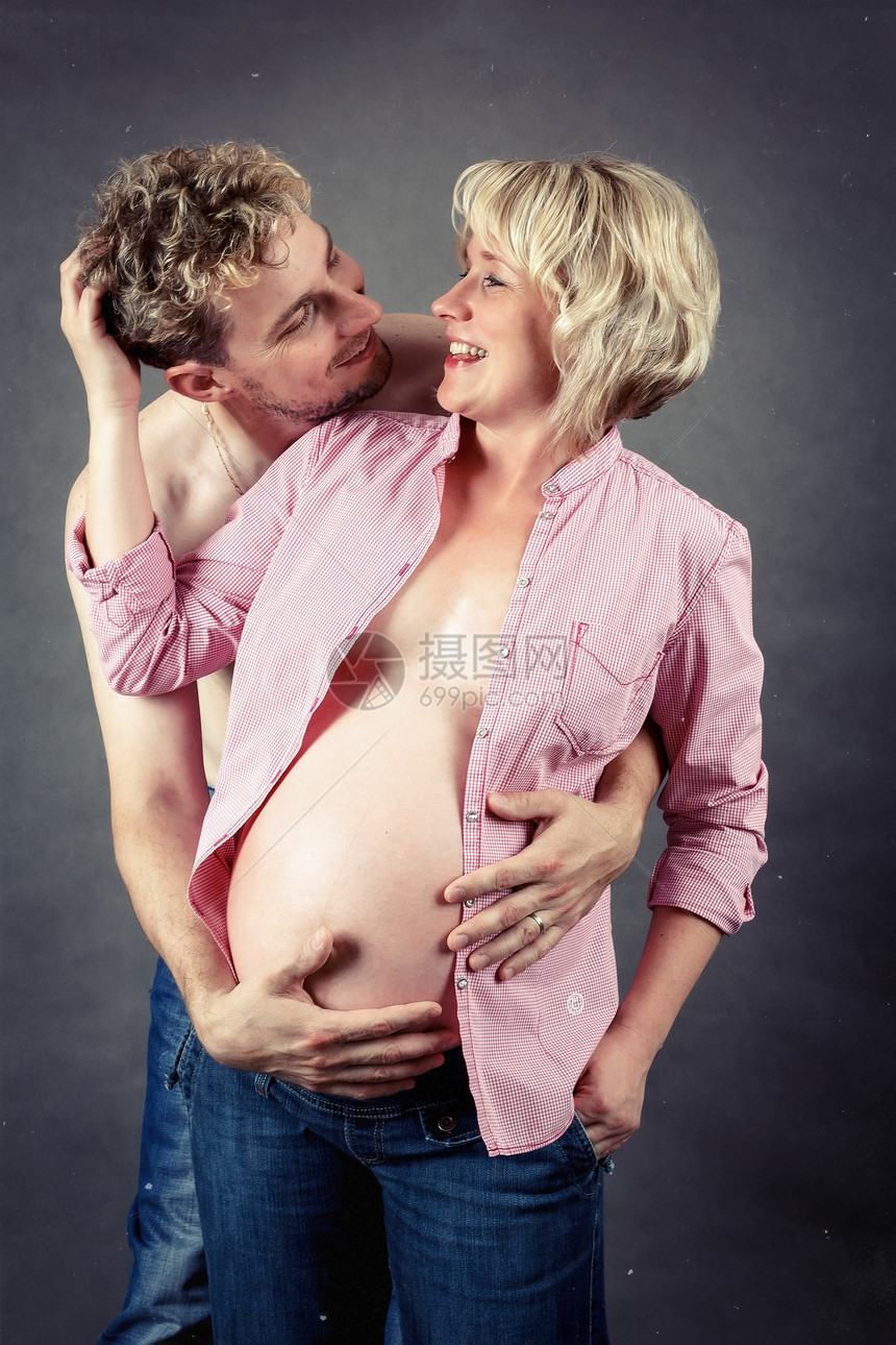 快乐的情侣 与丈夫一起微笑的怀孕妇女女士腹部婴儿家庭母亲妻子肚子母性女性父母图片