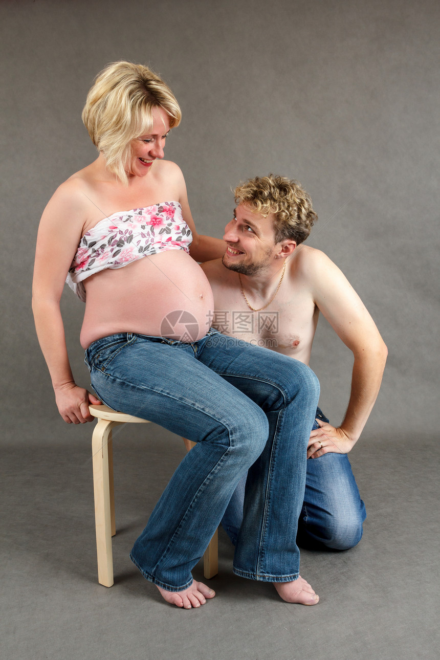 快乐的情侣 与丈夫一起微笑的怀孕妇女工作室妻子腹部肚子男性女士母亲婴儿夫妻母性图片
