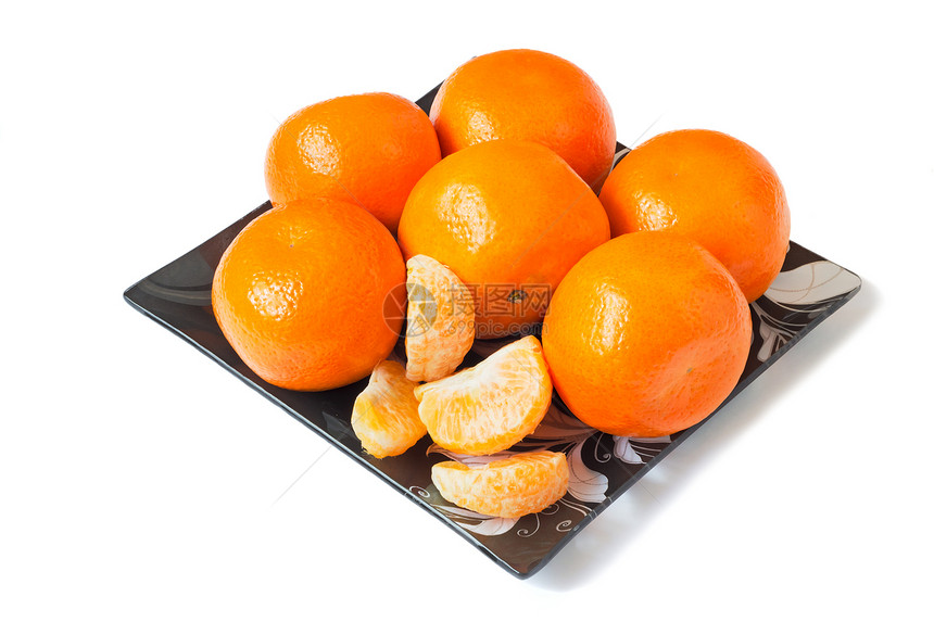 在用深玻璃制成的盘子上放置了大成熟的橙子图片