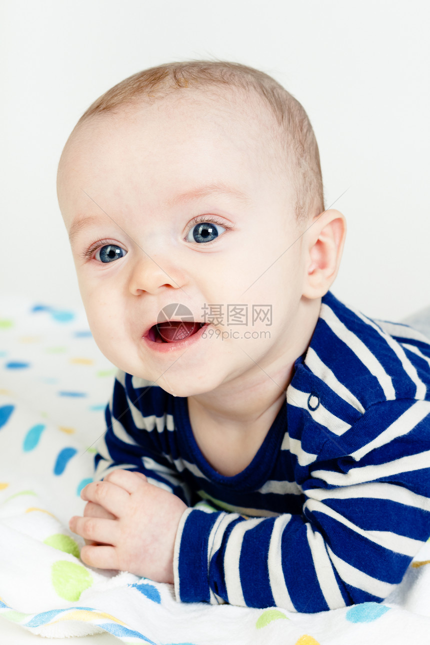 快乐的幼儿玩乐者Name新生幸福情感男性儿童蓝色孩子男生微笑图片