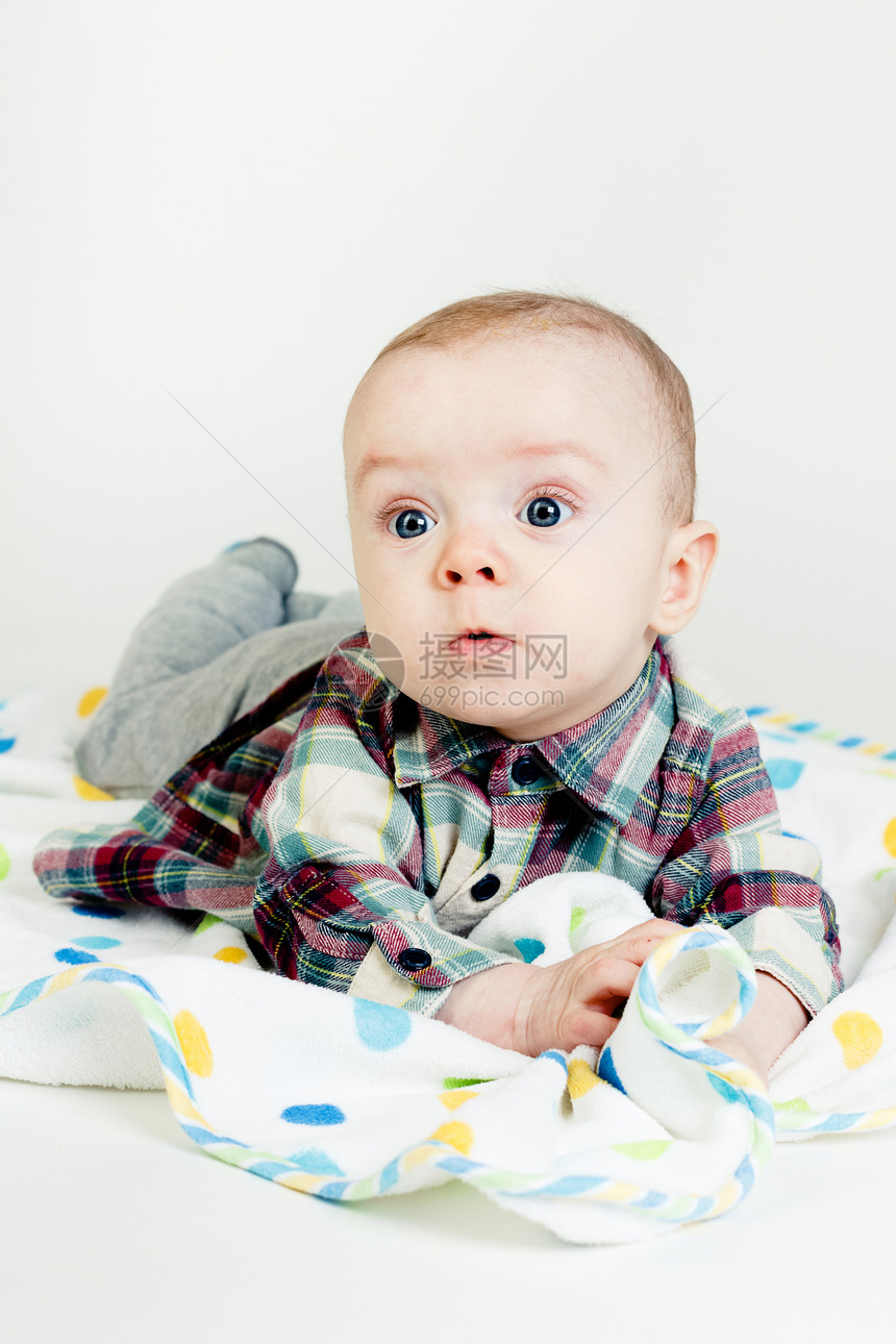 眼中的令人吃惊的婴儿男生孩子男性蓝眼睛蓝色童年白色情感儿童图片