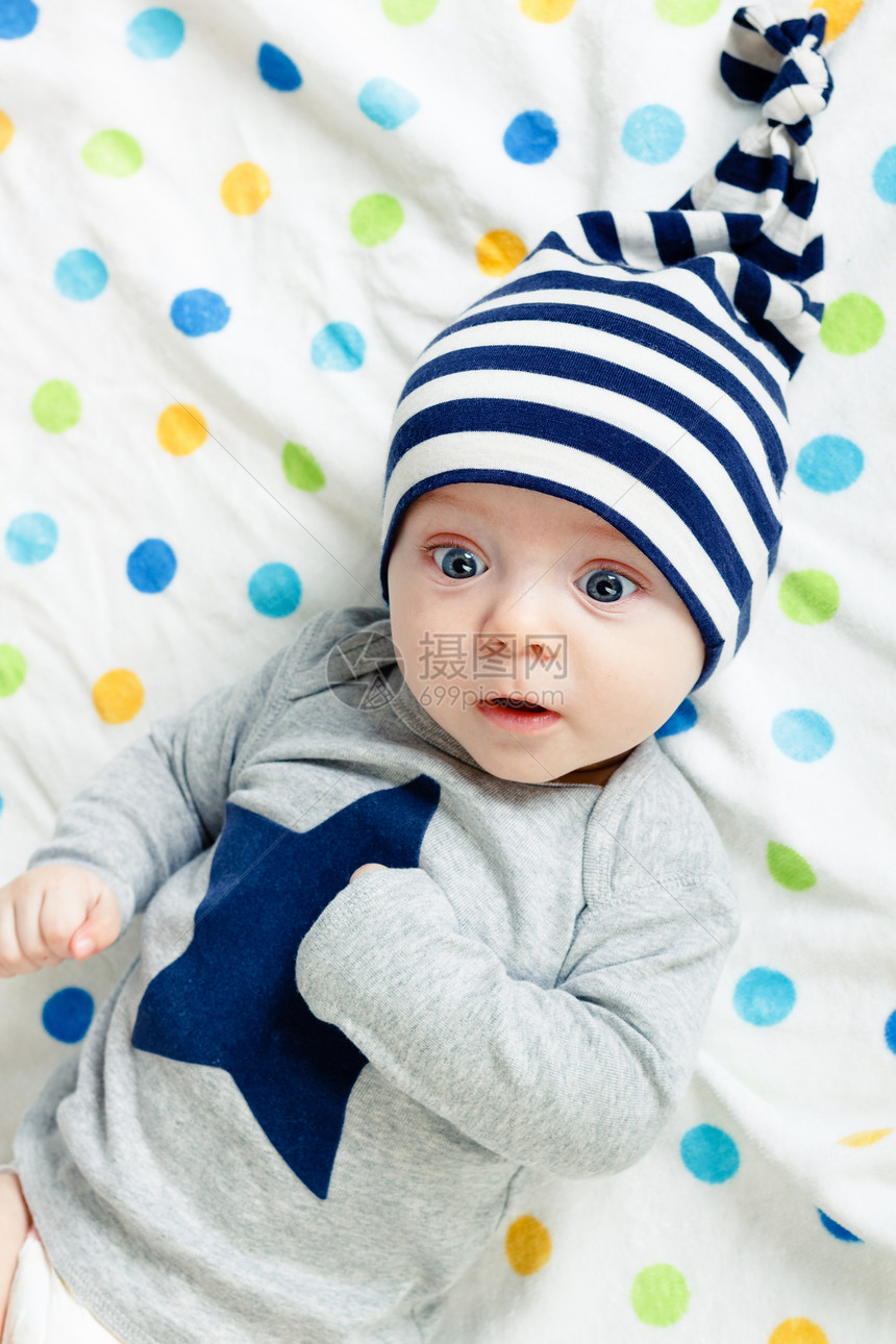 眼中的令人吃惊的婴儿男生白色蓝色孩子童年蓝眼睛男性儿童情感图片