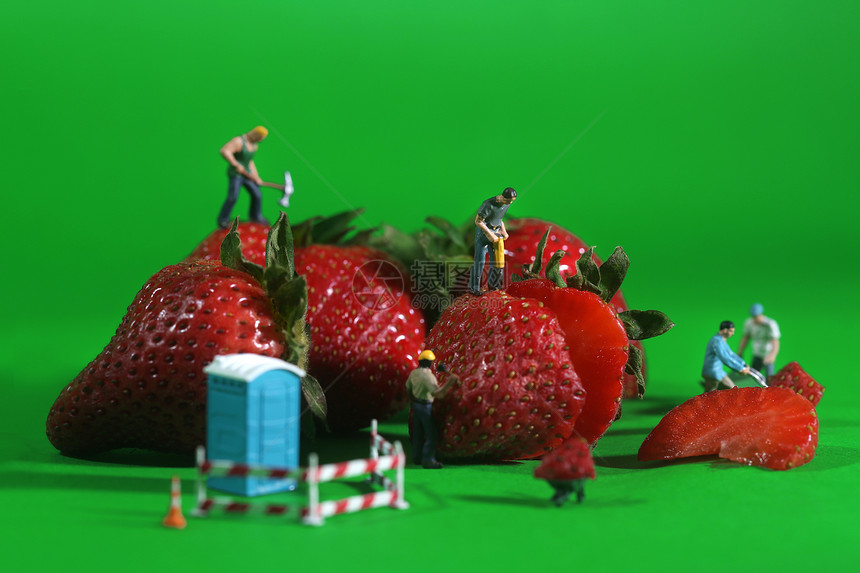 与斯特劳伯利一起建造概念食品图象的建筑工人尺寸工作电钻绿色红色时代食物工人错误塑料图片