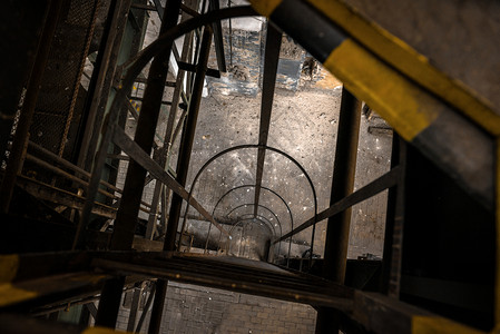 工厂中的工业阶梯安全梯子金属建筑脚步危险贮存背景图片