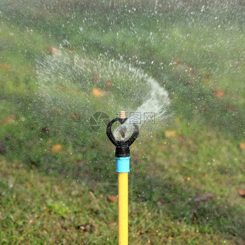 花园灌溉系统或浇水喷洒器干旱淋浴农业液体环境场地技术洒水器绿色园艺图片