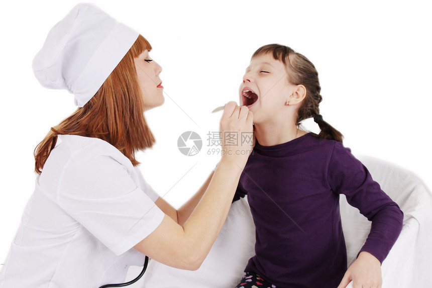 医生妇女检查一名年轻女病人的喉咙图片