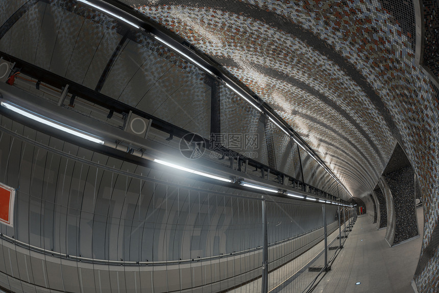 大城市的地铁站旅行天花板管子民众商业走廊隧道城市运输路线图片