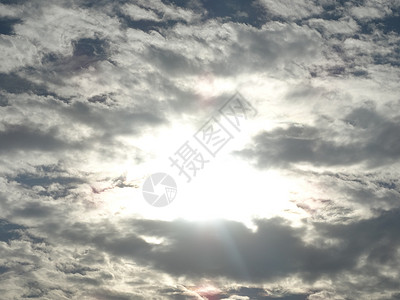 美丽的蓝色天空蓝天白云太阳云彩阳光灰云太阳光线背景图片
