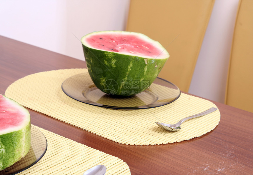 西瓜维生素茶匙种子盘子木头红色饮食水果桌子食物图片