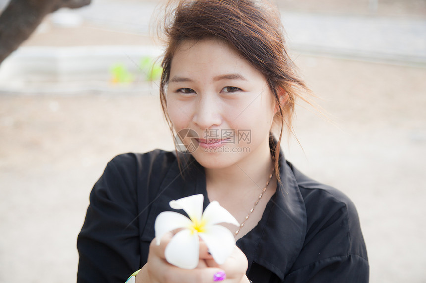 亚洲女性黑衬衫 穿着白花的衣物女士女孩生活幸福情感喜悦头发成人白色微笑图片