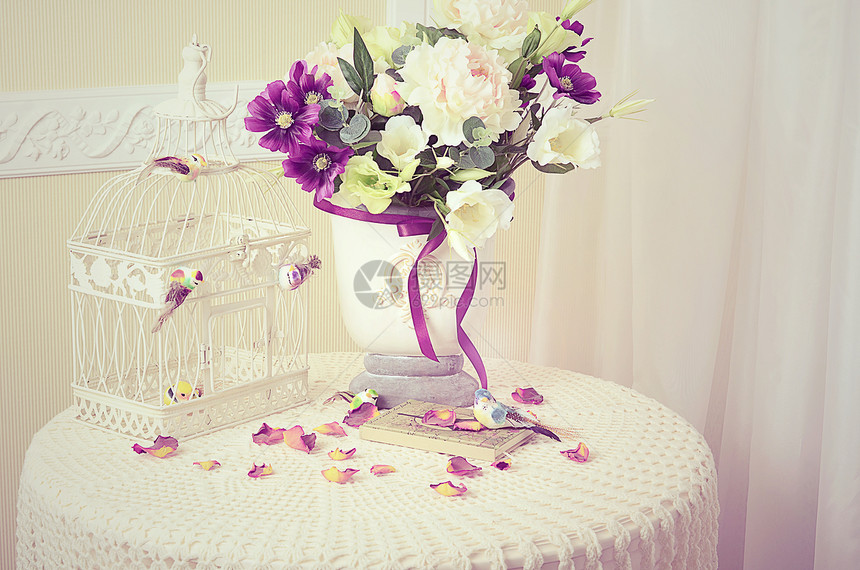 用玫瑰花瓣在桌上的书紫丁香写作植物花瓶古董阅读透雕生活历史记忆图片