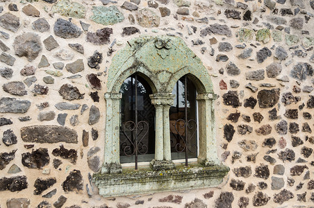 双跳窗口岩石石墙红色石头植物砖块建筑学窗户背景图片