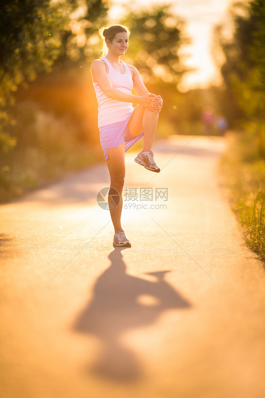 年轻女子在阳光明媚的夏日夜晚户外奔跑女性女士娱乐青年背景跑步草地公园寒冷慢跑图片