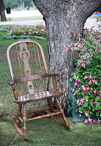 摇椅和花木头硬木古董甲板老年奶奶锭子祖父母摆设花园高清图片