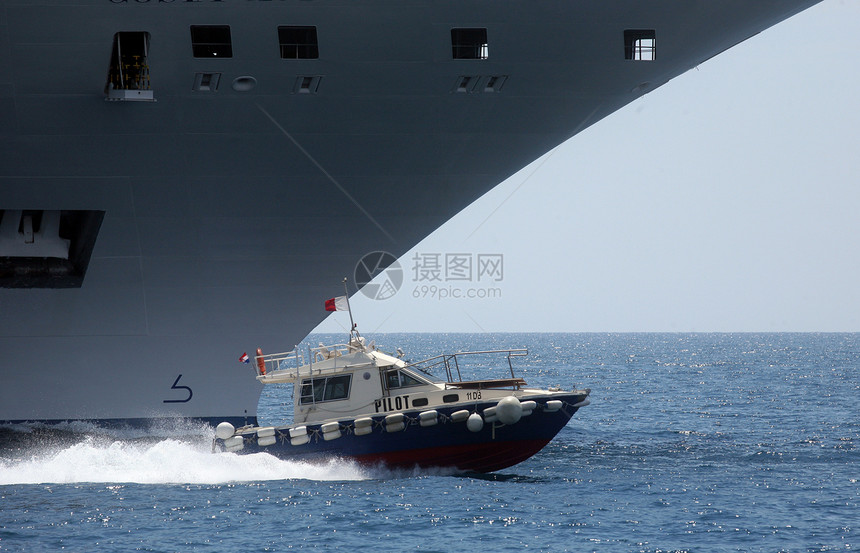 大型和小型安全港口血管阳光假期渡船乘客天空游客航程图片