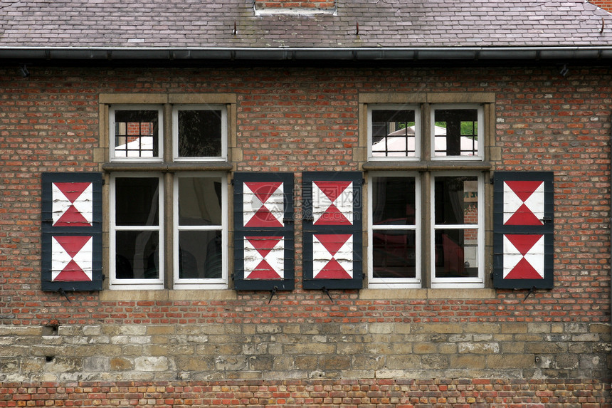 两个窗口的红砖墙图片
