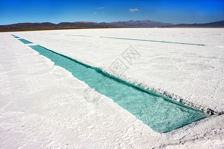 阿根廷Jujuy的吸引力矿物水池拉丁蓝色旅游地标盐水反射太阳盐渍高清图片素材