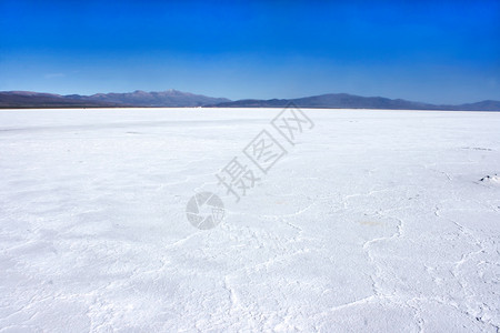 阿根廷Jujuy的水池天空太阳岩石反射蓝色盐水土地吸引力矿物胡胡伊高清图片素材