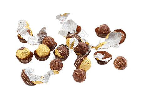 一堆巧克力金盆子甜品宏观糖果白色甜点金子飞碟糕点背景图片