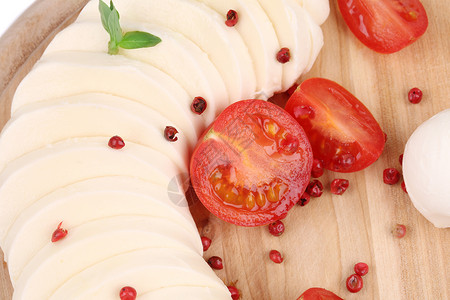 番茄和莫扎雷拉球红色美食沙拉木板胡椒木头草药拼盘背景图片