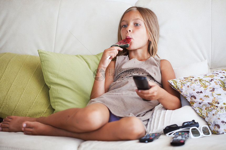 儿童看电视时间食物电视房间控制青春期垃圾享受孩子们乐趣图片