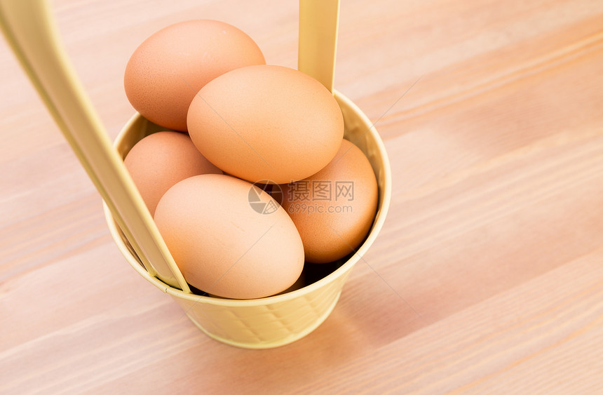 鸡蛋在桶中午餐烹饪麻布团体厨房桌子农场干草蛋壳美食图片