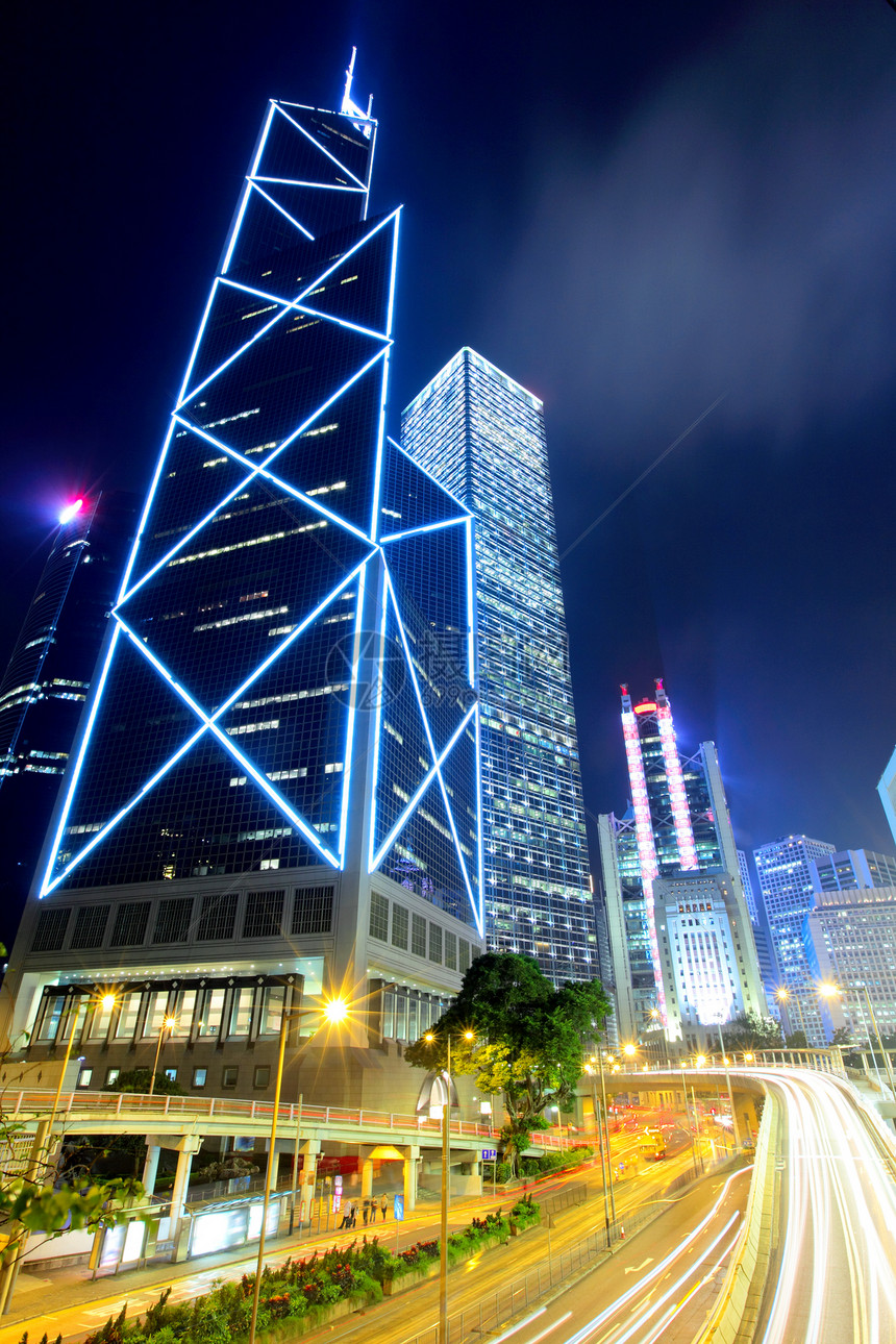晚上在香港繁忙交通运输公司建筑学天际速度运动金融街道踪迹商业图片