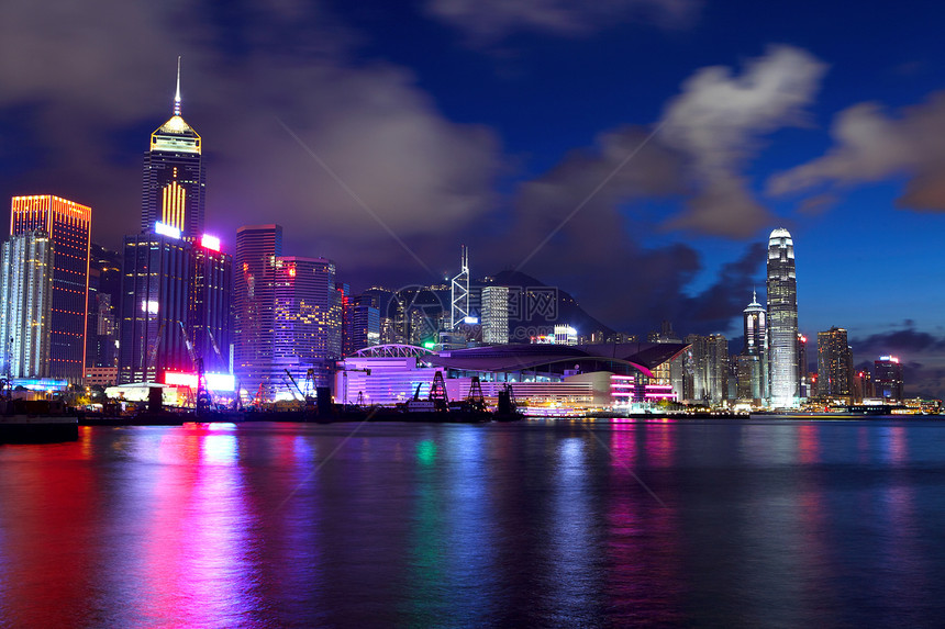 夜里香港市风景摩天大楼港口地标办公室渡船建筑公司金融天际海景图片