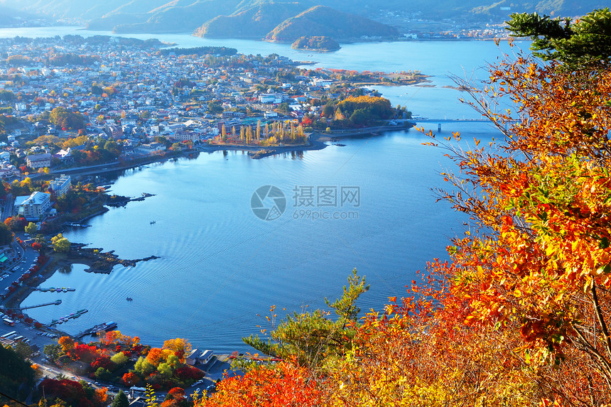 日本川口湖房子森林稻草木头季节天空池塘蓝色建筑学爬坡图片