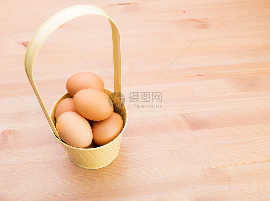 鸡蛋在桶中细胞亚麻农业麻布桌子帆布早餐脆弱性棕色编织图片