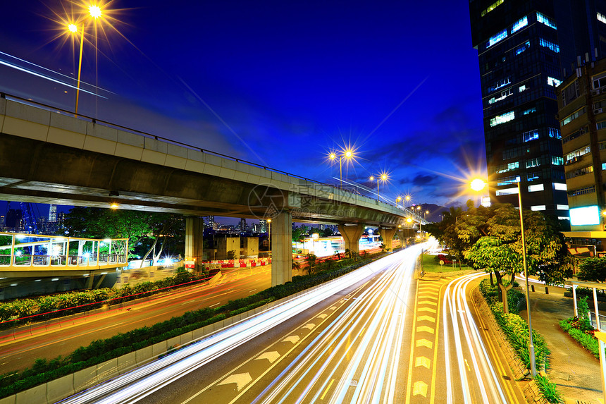 有车灯的现代城市运动交通天际建筑景观街道运输市中心速度摩天大楼图片