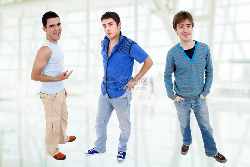 3名男子青少年孩子们青年身体姿势朋友们男性学生乐趣工作室图片