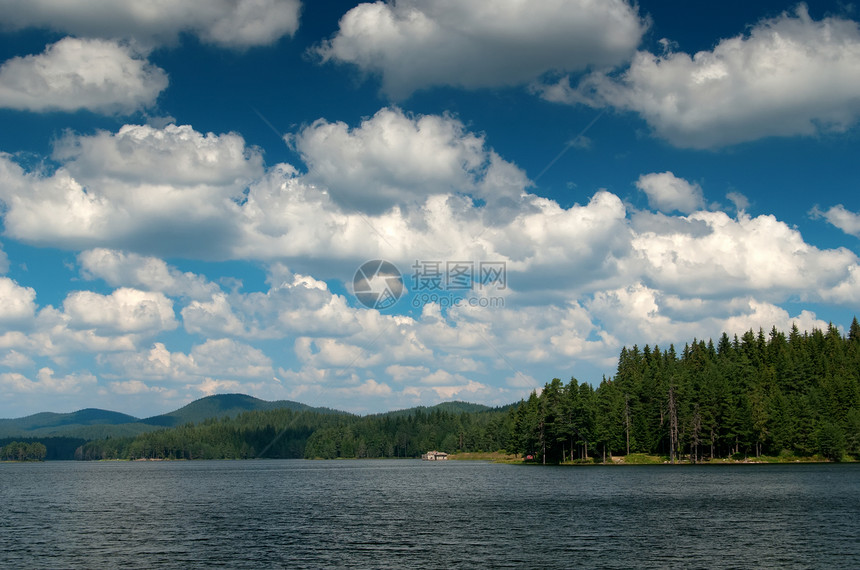 山湖 天空多云图片