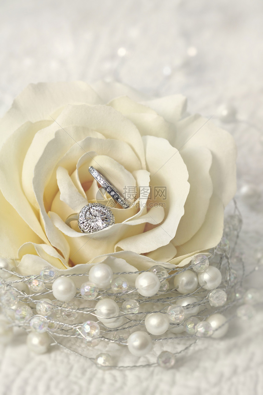 花朵中的婚环戒指纪念日结婚白色公告乐队明信片卡片手镯庆典图片