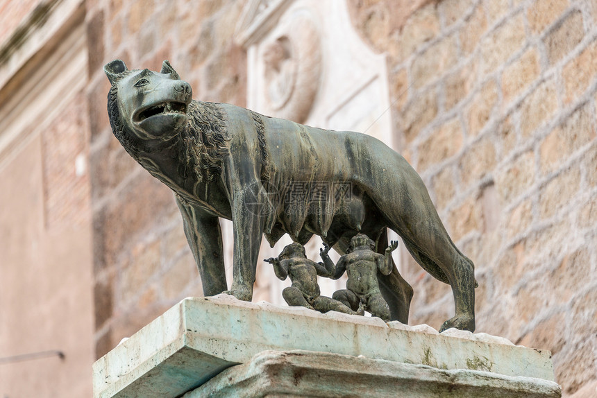 一个喂养罗穆卢斯和雷穆斯的母狼雕塑 罗马 意大利建筑学艺术旅游观光女性古董牛奶游客帝国大理石图片