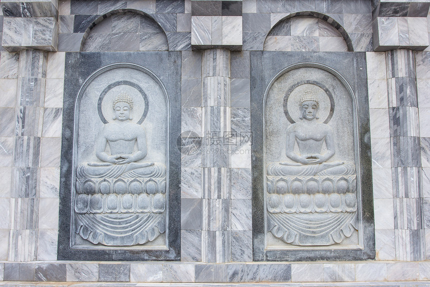 在泰国寺庙墙上的雕塑 向公众开放的建筑图片