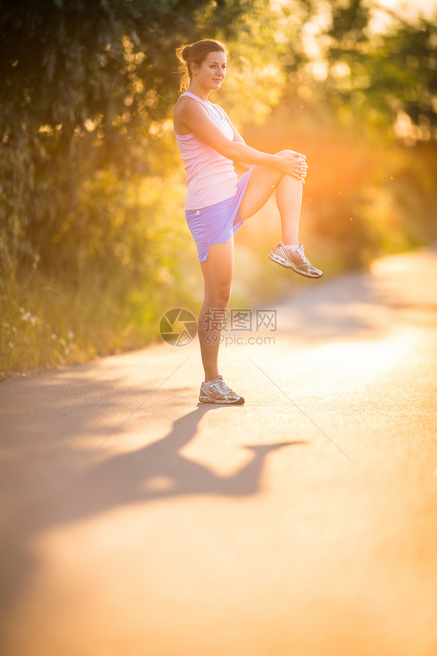 年轻女子在阳光明媚的夏日夜晚户外奔跑运动活力越野娱乐青年背景公园草地寒冷火车图片