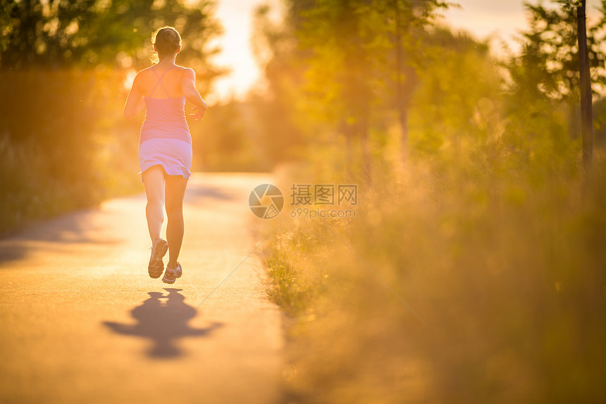 年轻女子在阳光明媚的夏日夜晚户外奔跑运动慢跑女孩娱乐闲暇活力火车寒冷越野青年图片