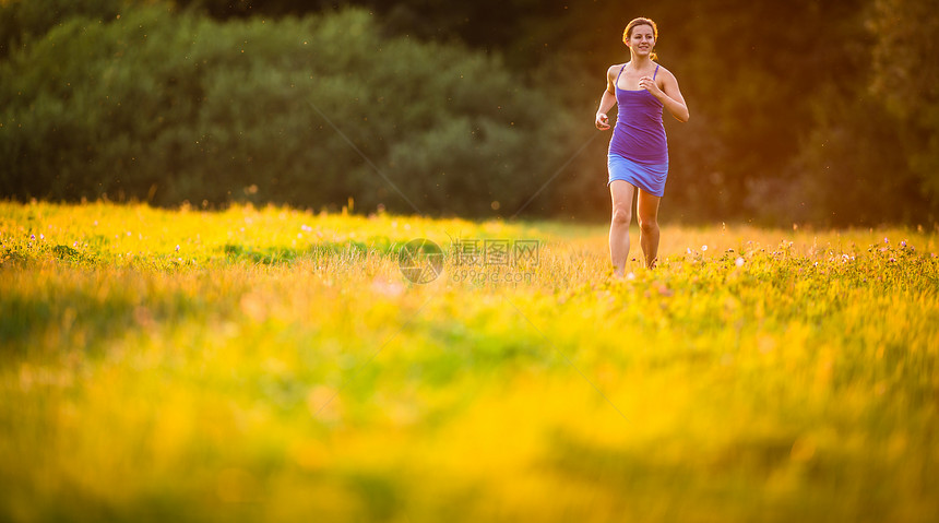 年轻女子在阳光明媚的夏日夜晚户外奔跑跑步女士娱乐活力运动员女性公园城市慢跑赛跑者图片