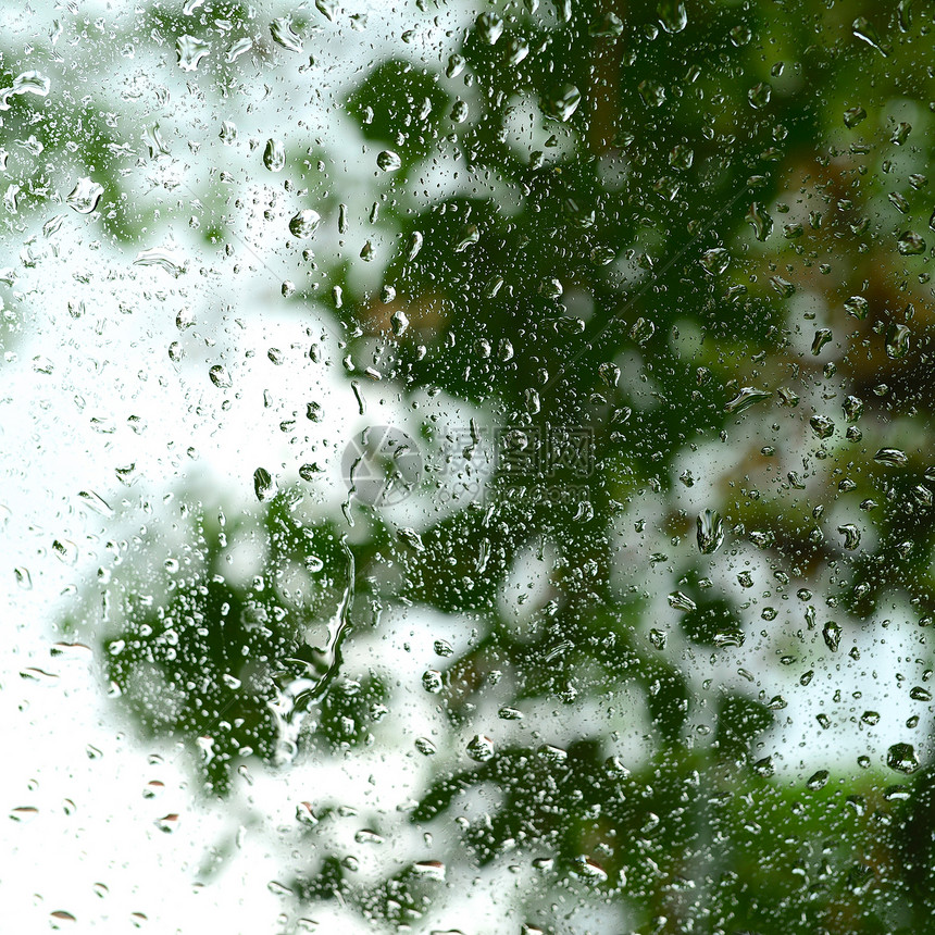 雨在玻璃上自然纹雨滴宏观绿色液体摄影画幅天气材料正方形图片