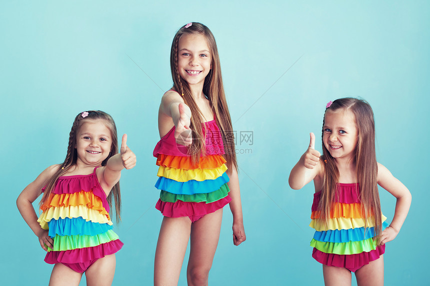 穿游泳衣的儿童衣服家庭手指楷模孩子们蓝色泳装工作室团体快乐图片