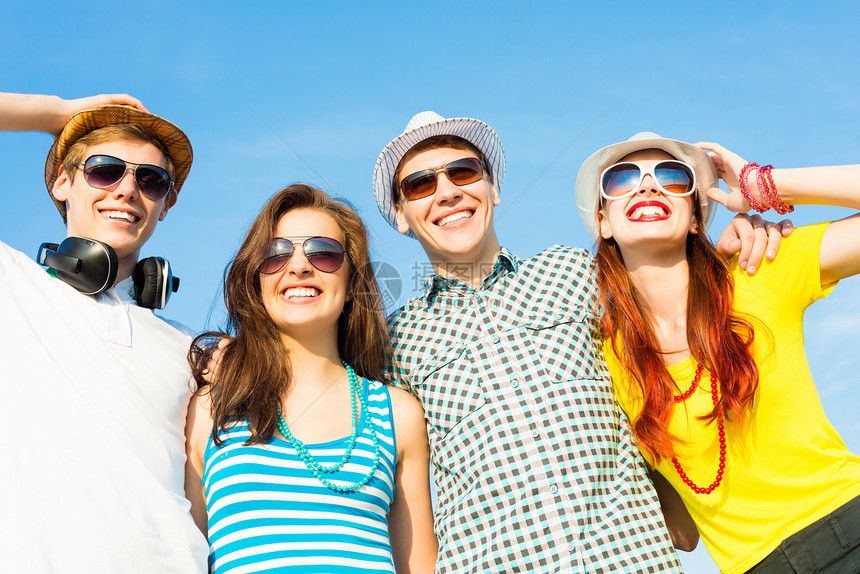 身戴太阳眼镜和帽子的青年群体夫妻男性享受派对太阳女性活力男生娱乐快乐图片