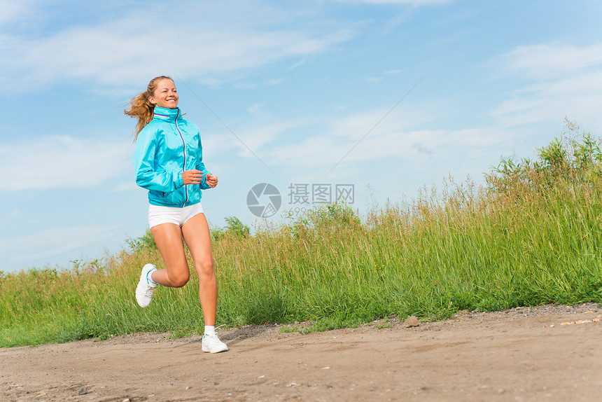 女青年跑成人宠物运动跑步赛跑者自由力量女性活力闲暇图片