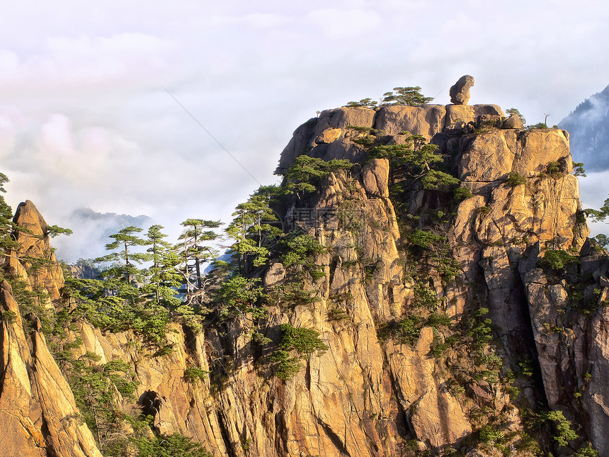 黄山山薄雾世界地标山脉游客悬崖松树顶峰蓝色美丽图片