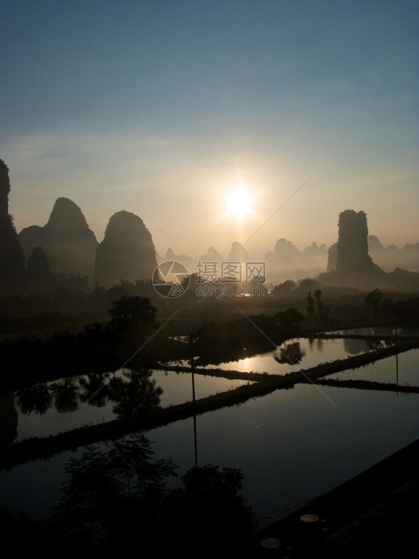 阴阳下中国游客旅游巡航旅行风景吸引力日落编队地标岩溶图片